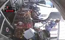 شاهد: رغم تعرضها للدهس الا أنها أصرّت على اكمال مشترياتها